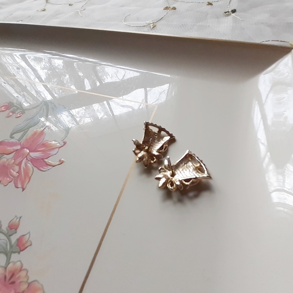 VTG Goldtone Enamel Earrings Holiday Holly Bells - Picture 5 of 5